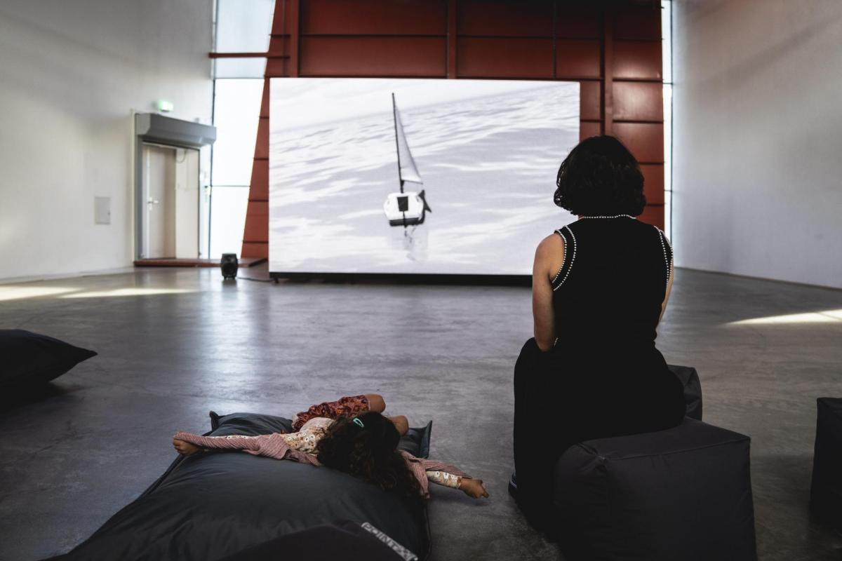 Beitragsbild: Installation „Bound to the Miraculous“ im Museum Groningen